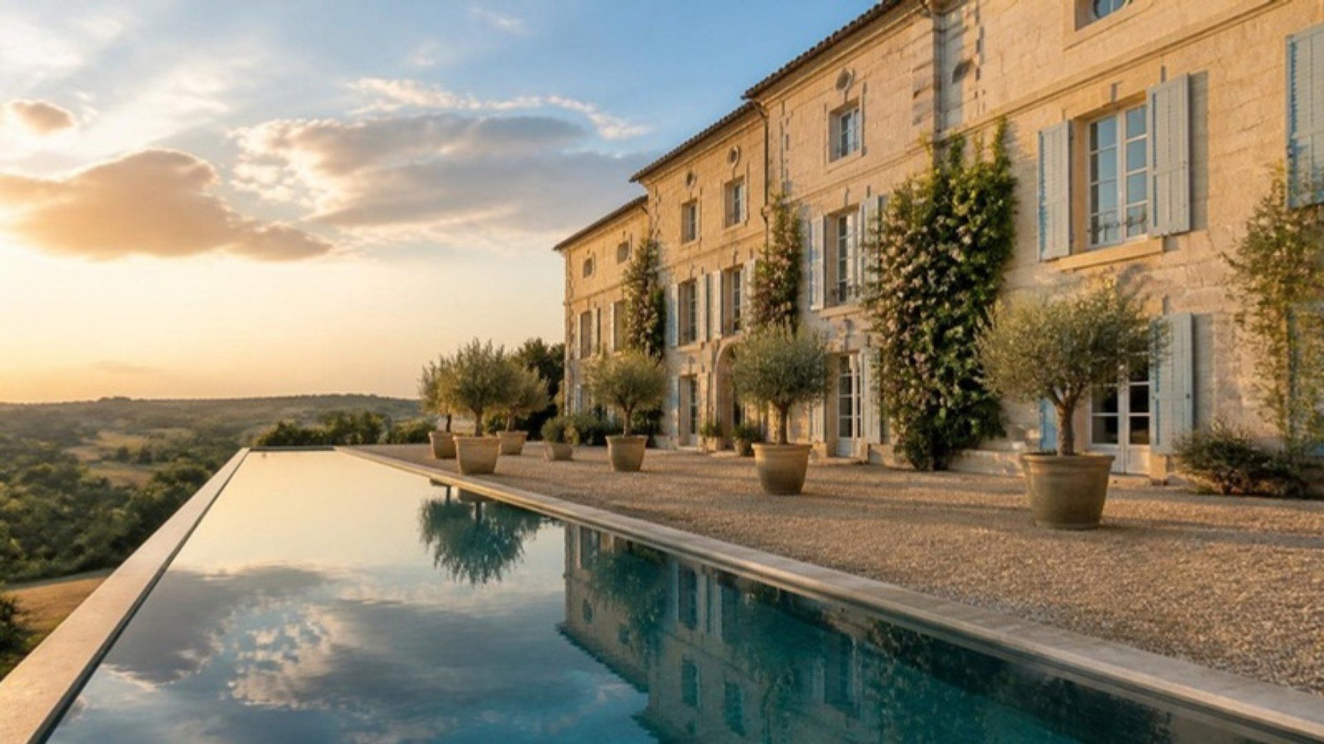 Demeure en pierre au coucher du soleil, avec piscine
